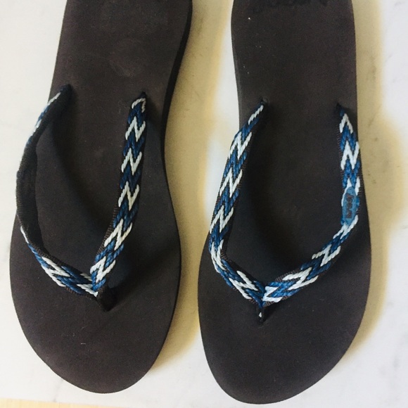 womens flip flops with fabric straps